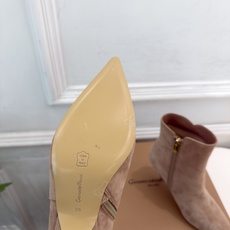 Gianvito Rossi|吉安维托·罗西 26𝐬𝐬 2026秋冬新品 GR极简尖头侧拉链高跟短靴 火爆上新! 这鞋 Gianvito Rossi|吉安维托·罗西 26𝐬𝐬 2026秋冬新品 GR极简尖头侧拉链高跟短靴 火爆上新! 这鞋