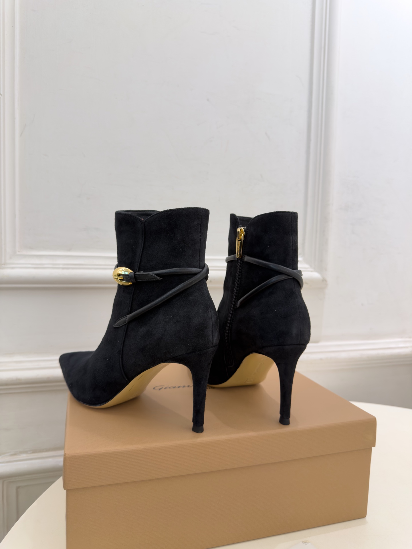 Gianvito Rossi|吉安维托·罗西 26𝐬𝐬 2026秋冬新品 GR复古尖头侧拉链高跟短靴 火爆上新! 这 Gianvito Rossi|吉安维托·罗西 26𝐬𝐬 2026秋冬新品 GR复古尖头侧拉链高跟短靴 火爆上新! 这