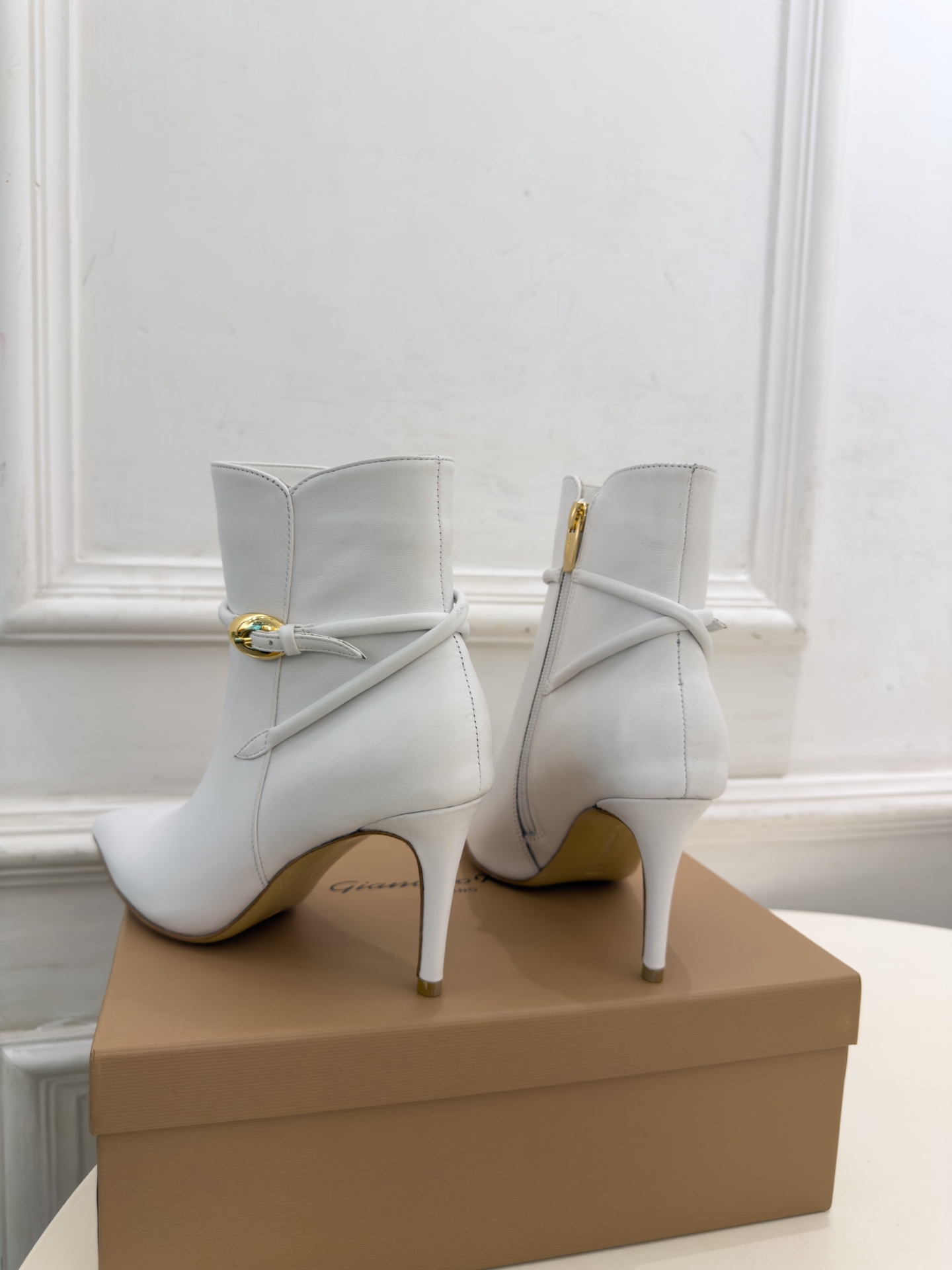 Gianvito Rossi|吉安维托·罗西 26𝐬𝐬 2026秋冬新品 GR复古尖头侧拉链高跟短靴 火爆上新! 这 Gianvito Rossi|吉安维托·罗西 26𝐬𝐬 2026秋冬新品 GR复古尖头侧拉链高跟短靴 火爆上新! 这