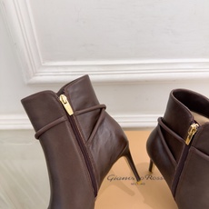 Gianvito Rossi|吉安维托·罗西 26𝐬𝐬 2026秋冬新品 GR复古尖头侧拉链高跟短靴 火爆上新! 这 Gianvito Rossi|吉安维托·罗西 26𝐬𝐬 2026秋冬新品 GR复古尖头侧拉链高跟短靴 火爆上新! 这