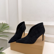 Gianvito Rossi|吉安维托·罗西 26𝐬𝐬 2026秋冬新品 GR极简尖头V口高跟短靴 火爆上新! 这鞋绝 Gianvito Rossi|吉安维托·罗西 26𝐬𝐬 2026秋冬新品 GR极简尖头V口高跟短靴 火爆上新! 这鞋绝