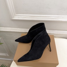 Gianvito Rossi|吉安维托·罗西 26𝐬𝐬 2026秋冬新品 GR极简尖头V口高跟短靴 火爆上新! 这鞋绝 Gianvito Rossi|吉安维托·罗西 26𝐬𝐬 2026秋冬新品 GR极简尖头V口高跟短靴 火爆上新! 这鞋绝