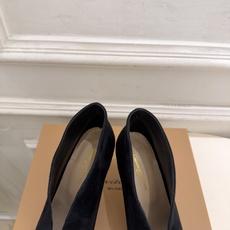 Gianvito Rossi|吉安维托·罗西 26𝐬𝐬 2026秋冬新品 GR极简尖头V口高跟短靴 火爆上新! 这鞋绝 Gianvito Rossi|吉安维托·罗西 26𝐬𝐬 2026秋冬新品 GR极简尖头V口高跟短靴 火爆上新! 这鞋绝
