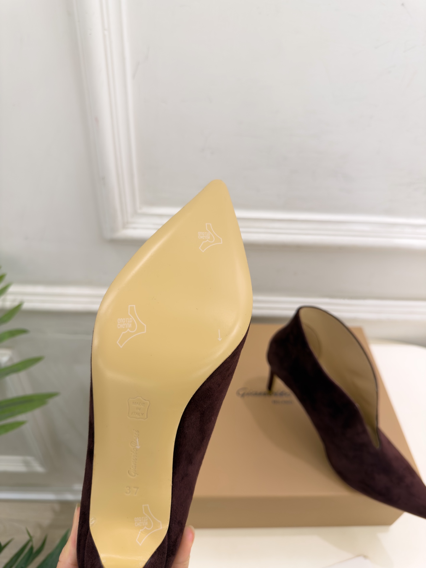 Gianvito Rossi|吉安维托·罗西 26𝐬𝐬 2026秋冬新品 GR极简尖头V口高跟短靴 火爆上新! 这鞋绝 Gianvito Rossi|吉安维托·罗西 26𝐬𝐬 2026秋冬新品 GR极简尖头V口高跟短靴 火爆上新! 这鞋绝