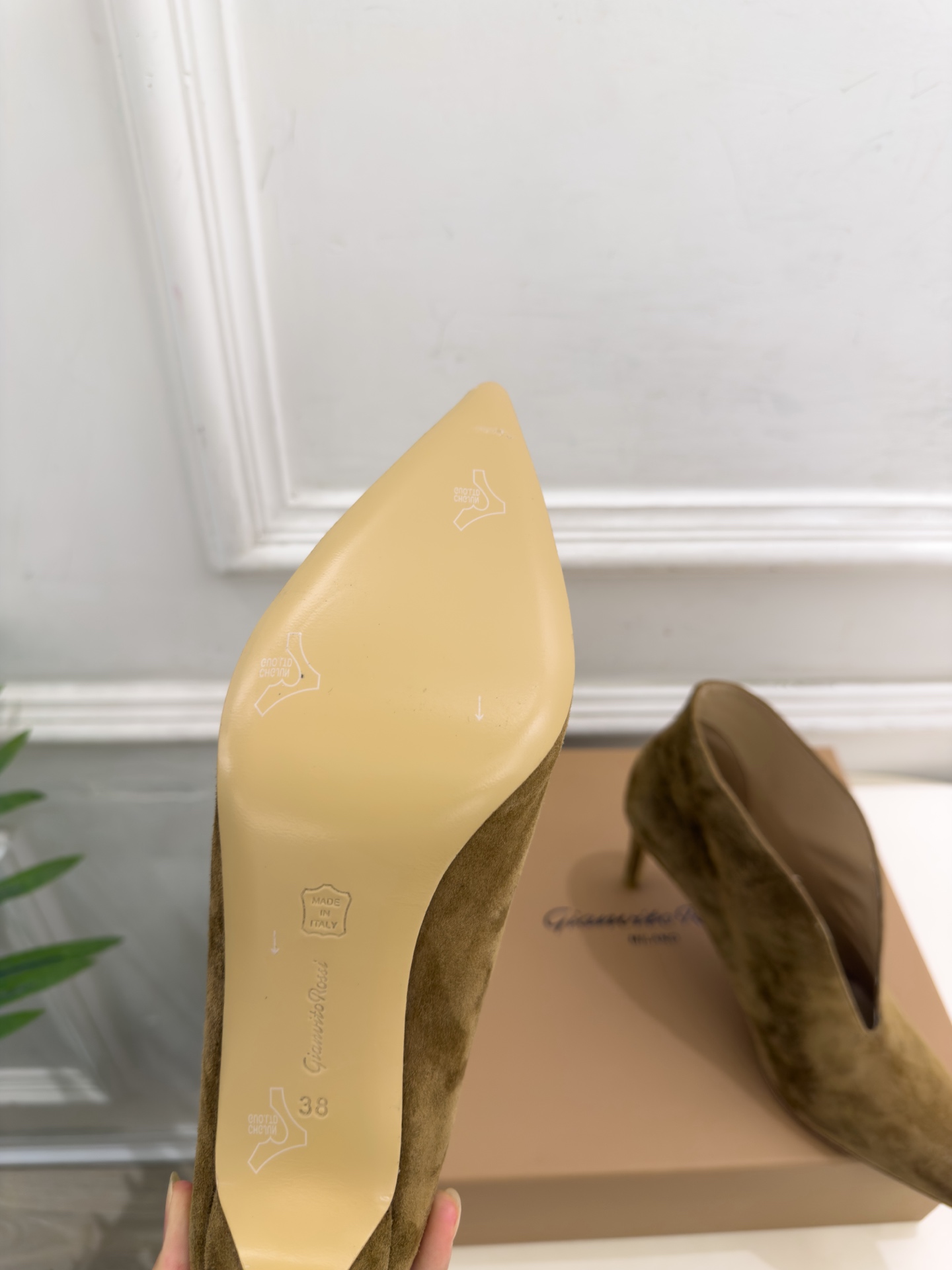 Gianvito Rossi|吉安维托·罗西 26𝐬𝐬 2026秋冬新品 GR极简尖头V口高跟短靴 火爆上新! 这鞋绝 Gianvito Rossi|吉安维托·罗西 26𝐬𝐬 2026秋冬新品 GR极简尖头V口高跟短靴 火爆上新! 这鞋绝