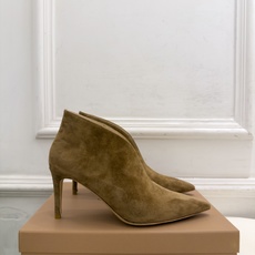 Gianvito Rossi|吉安维托·罗西 26𝐬𝐬 2026秋冬新品 GR极简尖头V口高跟短靴 火爆上新! 这鞋绝 Gianvito Rossi|吉安维托·罗西 26𝐬𝐬 2026秋冬新品 GR极简尖头V口高跟短靴 火爆上新! 这鞋绝