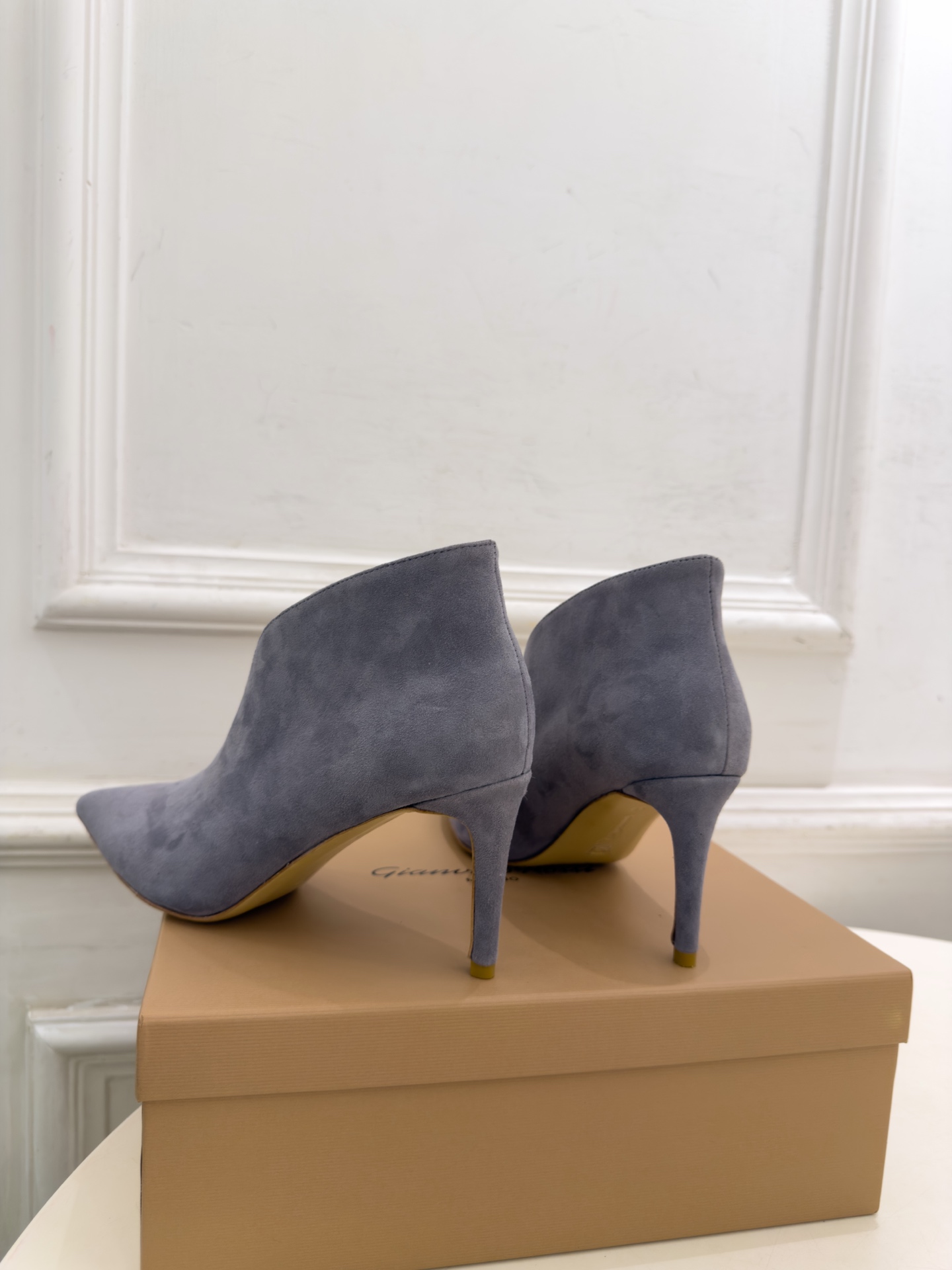 Gianvito Rossi｜吉安维托·罗西  26𝐬𝐬 2026秋冬新品 GR极简尖头V口高跟短靴 火爆上新！ 这鞋绝