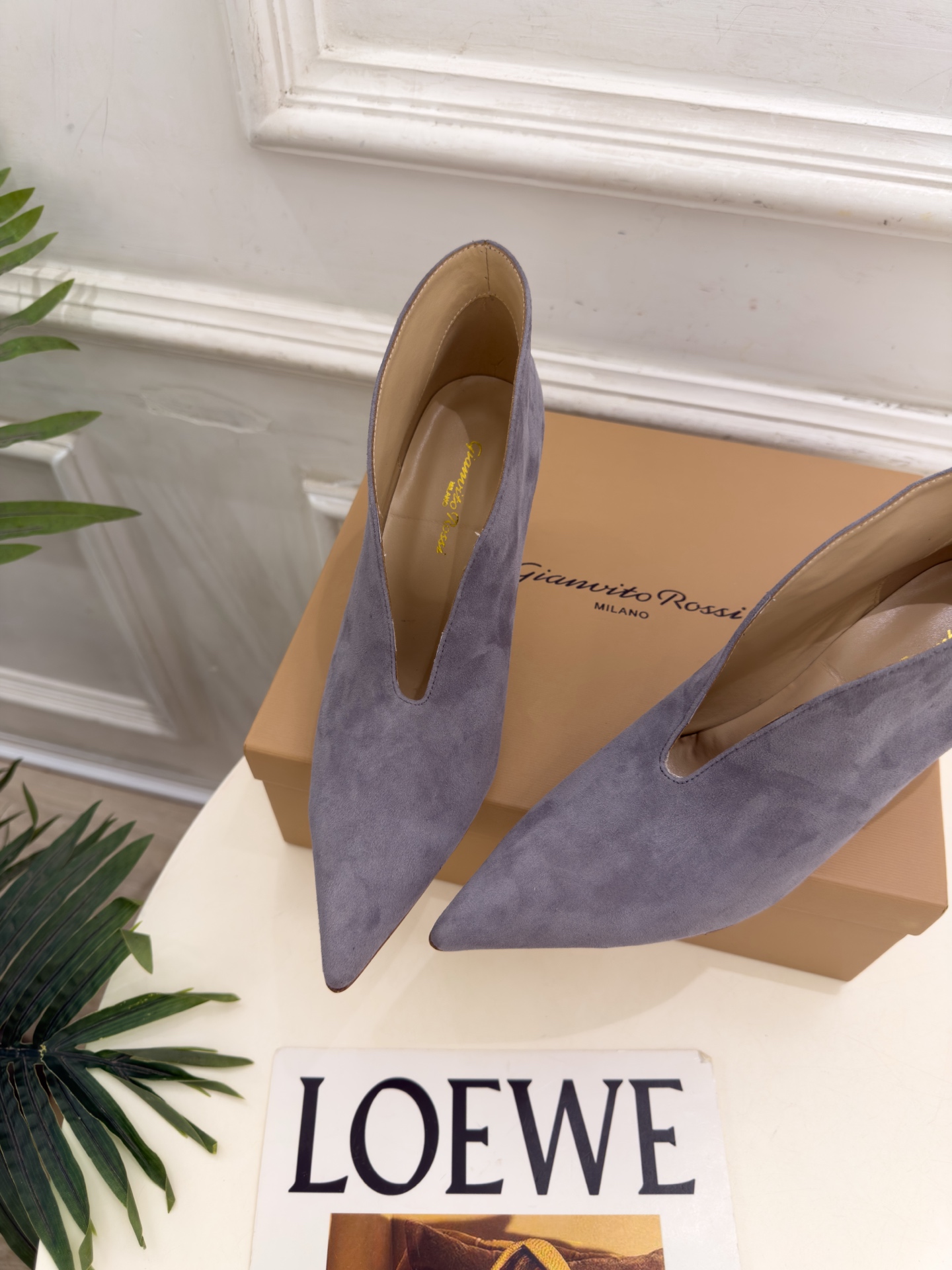 Gianvito Rossi｜吉安维托·罗西  26𝐬𝐬 2026秋冬新品 GR极简尖头V口高跟短靴 火爆上新！ 这鞋绝