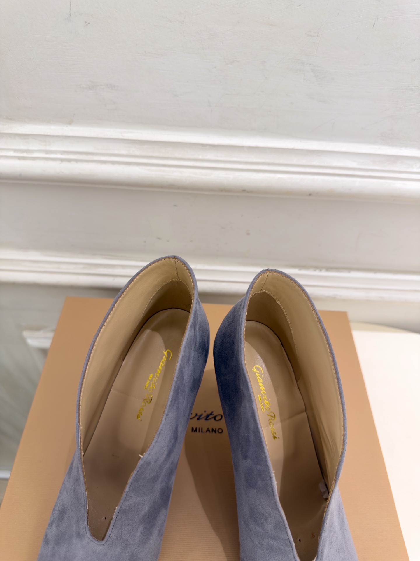 Gianvito Rossi｜吉安维托·罗西  26𝐬𝐬 2026秋冬新品 GR极简尖头V口高跟短靴 火爆上新！ 这鞋绝