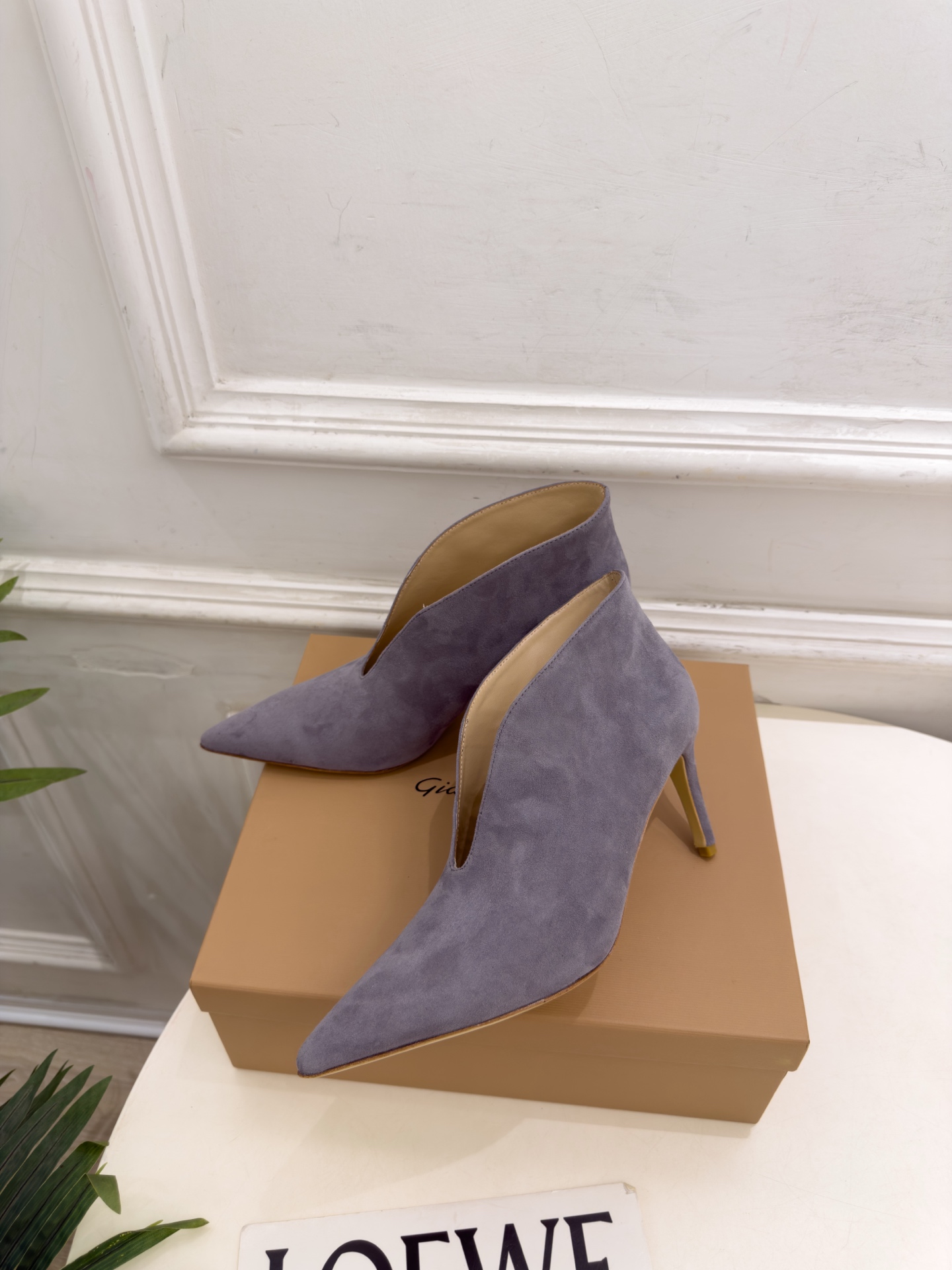 Gianvito Rossi｜吉安维托·罗西  26𝐬𝐬 2026秋冬新品 GR极简尖头V口高跟短靴 火爆上新！ 这鞋绝