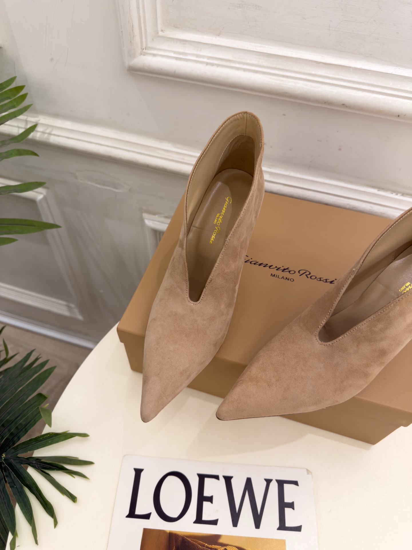 Gianvito Rossi｜吉安维托·罗西  26𝐬𝐬 2026秋冬新品 GR极简尖头V口高跟短靴 火爆上新！ 这鞋绝