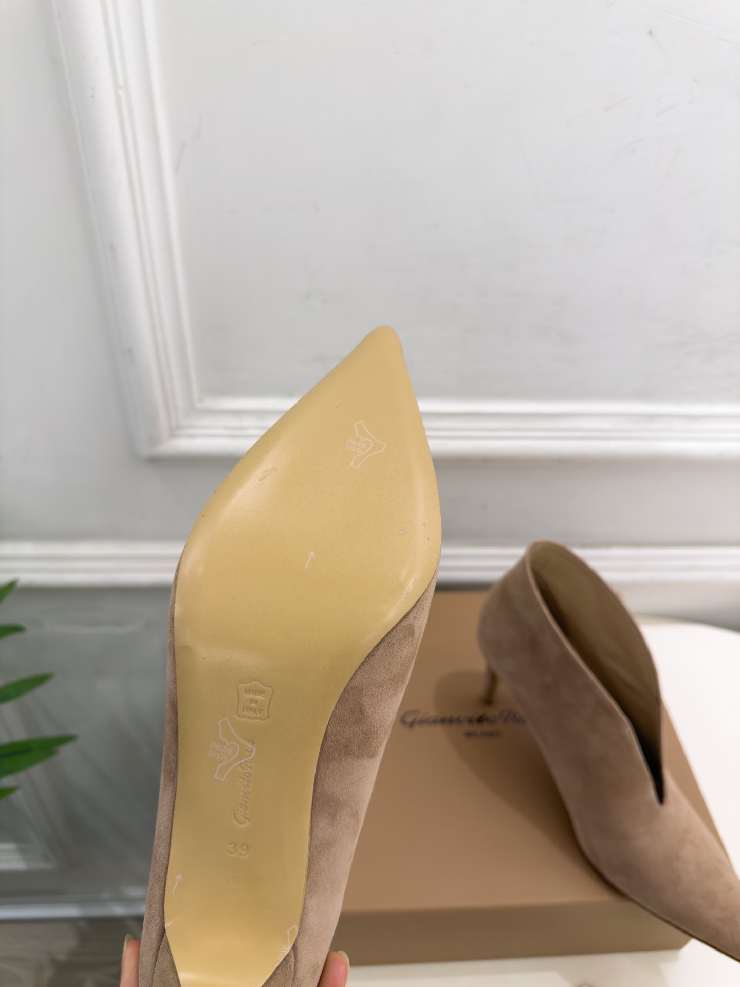 Gianvito Rossi｜吉安维托·罗西  26𝐬𝐬 2026秋冬新品 GR极简尖头V口高跟短靴 火爆上新！ 这鞋绝