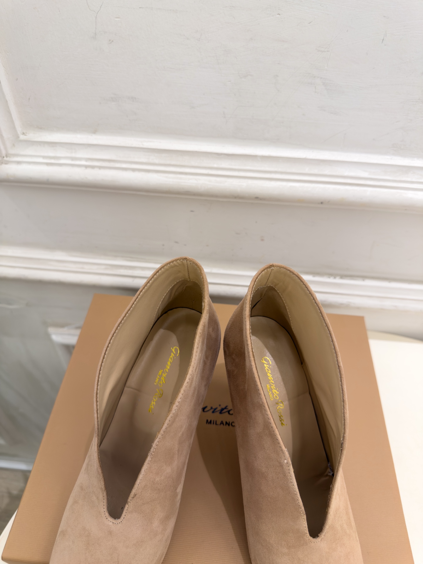 Gianvito Rossi｜吉安维托·罗西  26𝐬𝐬 2026秋冬新品 GR极简尖头V口高跟短靴 火爆上新！ 这鞋绝