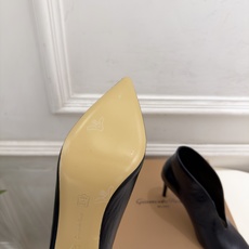 Gianvito Rossi|吉安维托·罗西 26𝐬𝐬 2026秋冬新品 GR极简尖头V口高跟短靴 火爆上新! 这鞋绝 Gianvito Rossi|吉安维托·罗西 26𝐬𝐬 2026秋冬新品 GR极简尖头V口高跟短靴 火爆上新! 这鞋绝