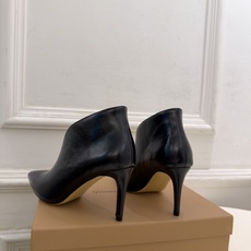 Gianvito Rossi|吉安维托·罗西 26𝐬𝐬 2026秋冬新品 GR极简尖头V口高跟短靴 火爆上新! 这鞋绝 Gianvito Rossi|吉安维托·罗西 26𝐬𝐬 2026秋冬新品 GR极简尖头V口高跟短靴 火爆上新! 这鞋绝