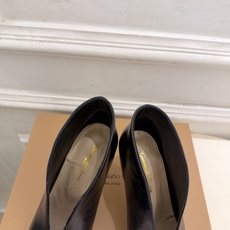 Gianvito Rossi|吉安维托·罗西 26𝐬𝐬 2026秋冬新品 GR极简尖头V口高跟短靴 火爆上新! 这鞋绝 Gianvito Rossi|吉安维托·罗西 26𝐬𝐬 2026秋冬新品 GR极简尖头V口高跟短靴 火爆上新! 这鞋绝