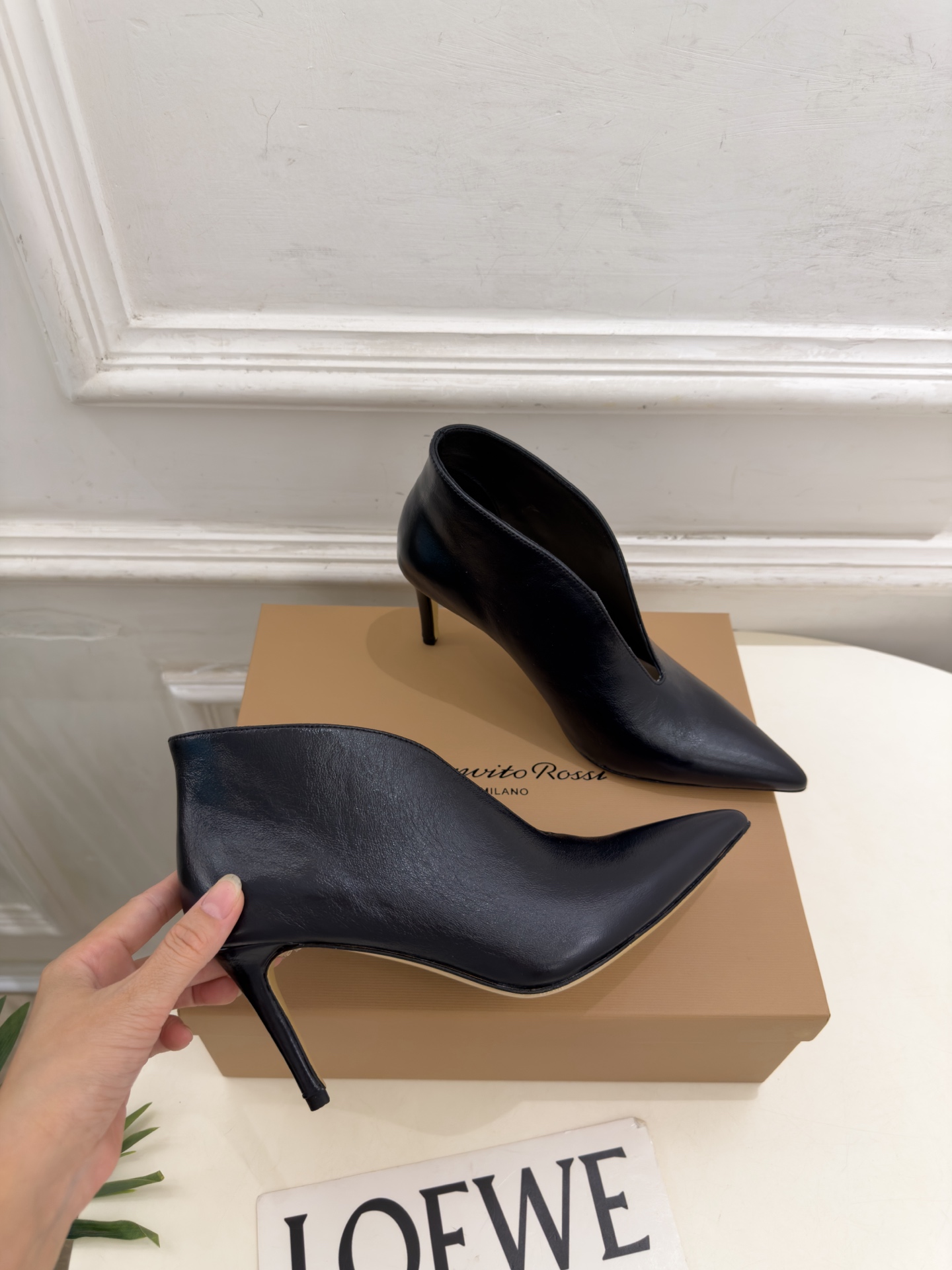 Gianvito Rossi|吉安维托·罗西 26𝐬𝐬 2026秋冬新品 GR极简尖头V口高跟短靴 火爆上新! 这鞋绝 Gianvito Rossi|吉安维托·罗西 26𝐬𝐬 2026秋冬新品 GR极简尖头V口高跟短靴 火爆上新! 这鞋绝