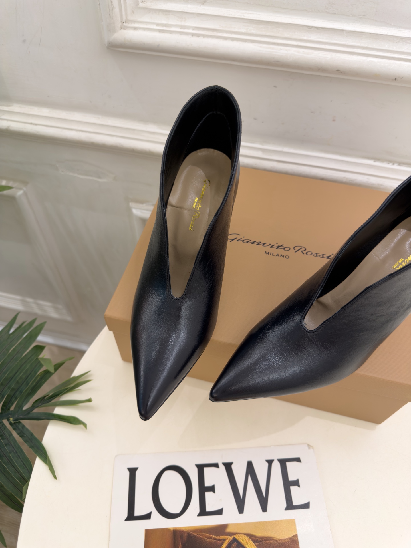 Gianvito Rossi|吉安维托·罗西 26𝐬𝐬 2026秋冬新品 GR极简尖头V口高跟短靴 火爆上新! 这鞋绝 Gianvito Rossi|吉安维托·罗西 26𝐬𝐬 2026秋冬新品 GR极简尖头V口高跟短靴 火爆上新! 这鞋绝