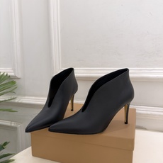 Gianvito Rossi|吉安维托·罗西 26𝐬𝐬 2026秋冬新品 GR极简尖头V口高跟短靴 火爆上新! 这鞋绝 Gianvito Rossi|吉安维托·罗西 26𝐬𝐬 2026秋冬新品 GR极简尖头V口高跟短靴 火爆上新! 这鞋绝