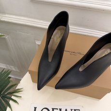 Gianvito Rossi|吉安维托·罗西 26𝐬𝐬 2026秋冬新品 GR极简尖头V口高跟短靴 火爆上新! 这鞋绝 Gianvito Rossi|吉安维托·罗西 26𝐬𝐬 2026秋冬新品 GR极简尖头V口高跟短靴 火爆上新! 这鞋绝