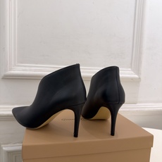 Gianvito Rossi|吉安维托·罗西 26𝐬𝐬 2026秋冬新品 GR极简尖头V口高跟短靴 火爆上新! 这鞋绝 Gianvito Rossi|吉安维托·罗西 26𝐬𝐬 2026秋冬新品 GR极简尖头V口高跟短靴 火爆上新! 这鞋绝