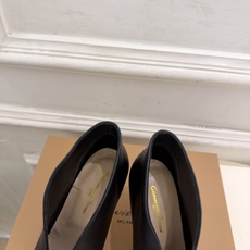 Gianvito Rossi|吉安维托·罗西 26𝐬𝐬 2026秋冬新品 GR极简尖头V口高跟短靴 火爆上新! 这鞋绝 Gianvito Rossi|吉安维托·罗西 26𝐬𝐬 2026秋冬新品 GR极简尖头V口高跟短靴 火爆上新! 这鞋绝