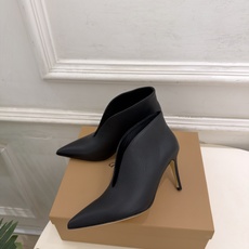 Gianvito Rossi|吉安维托·罗西 26𝐬𝐬 2026秋冬新品 GR极简尖头V口高跟短靴 火爆上新! 这鞋绝 Gianvito Rossi|吉安维托·罗西 26𝐬𝐬 2026秋冬新品 GR极简尖头V口高跟短靴 火爆上新! 这鞋绝