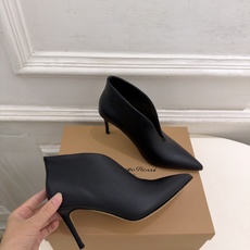 Gianvito Rossi|吉安维托·罗西 26𝐬𝐬 2026秋冬新品 GR极简尖头V口高跟短靴 火爆上新! 这鞋绝 Gianvito Rossi|吉安维托·罗西 26𝐬𝐬 2026秋冬新品 GR极简尖头V口高跟短靴 火爆上新! 这鞋绝