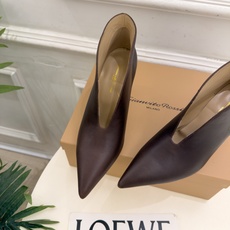 Gianvito Rossi|吉安维托·罗西 26𝐬𝐬 2026秋冬新品 GR极简尖头V口高跟短靴 火爆上新! 这鞋绝 Gianvito Rossi|吉安维托·罗西 26𝐬𝐬 2026秋冬新品 GR极简尖头V口高跟短靴 火爆上新! 这鞋绝