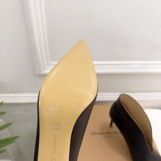 Gianvito Rossi|吉安维托·罗西 26𝐬𝐬 2026秋冬新品 GR极简尖头V口高跟短靴 火爆上新! 这鞋绝 Gianvito Rossi|吉安维托·罗西 26𝐬𝐬 2026秋冬新品 GR极简尖头V口高跟短靴 火爆上新! 这鞋绝