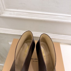 Gianvito Rossi|吉安维托·罗西 26𝐬𝐬 2026秋冬新品 GR极简尖头V口高跟短靴 火爆上新! 这鞋绝 Gianvito Rossi|吉安维托·罗西 26𝐬𝐬 2026秋冬新品 GR极简尖头V口高跟短靴 火爆上新! 这鞋绝