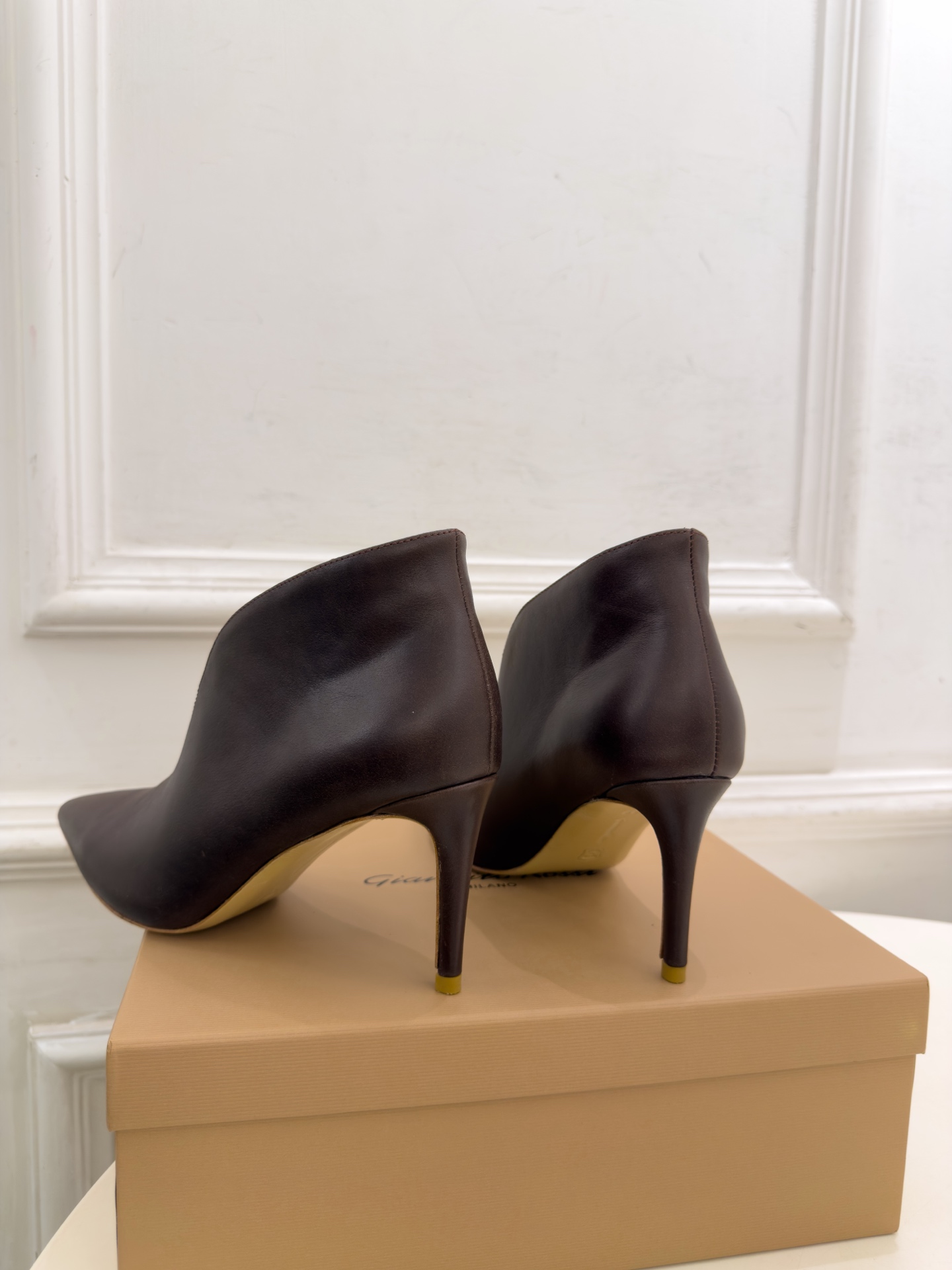 Gianvito Rossi|吉安维托·罗西 26𝐬𝐬 2026秋冬新品 GR极简尖头V口高跟短靴 火爆上新! 这鞋绝 Gianvito Rossi|吉安维托·罗西 26𝐬𝐬 2026秋冬新品 GR极简尖头V口高跟短靴 火爆上新! 这鞋绝