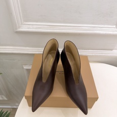 Gianvito Rossi|吉安维托·罗西 26𝐬𝐬 2026秋冬新品 GR极简尖头V口高跟短靴 火爆上新! 这鞋绝 Gianvito Rossi|吉安维托·罗西 26𝐬𝐬 2026秋冬新品 GR极简尖头V口高跟短靴 火爆上新! 这鞋绝