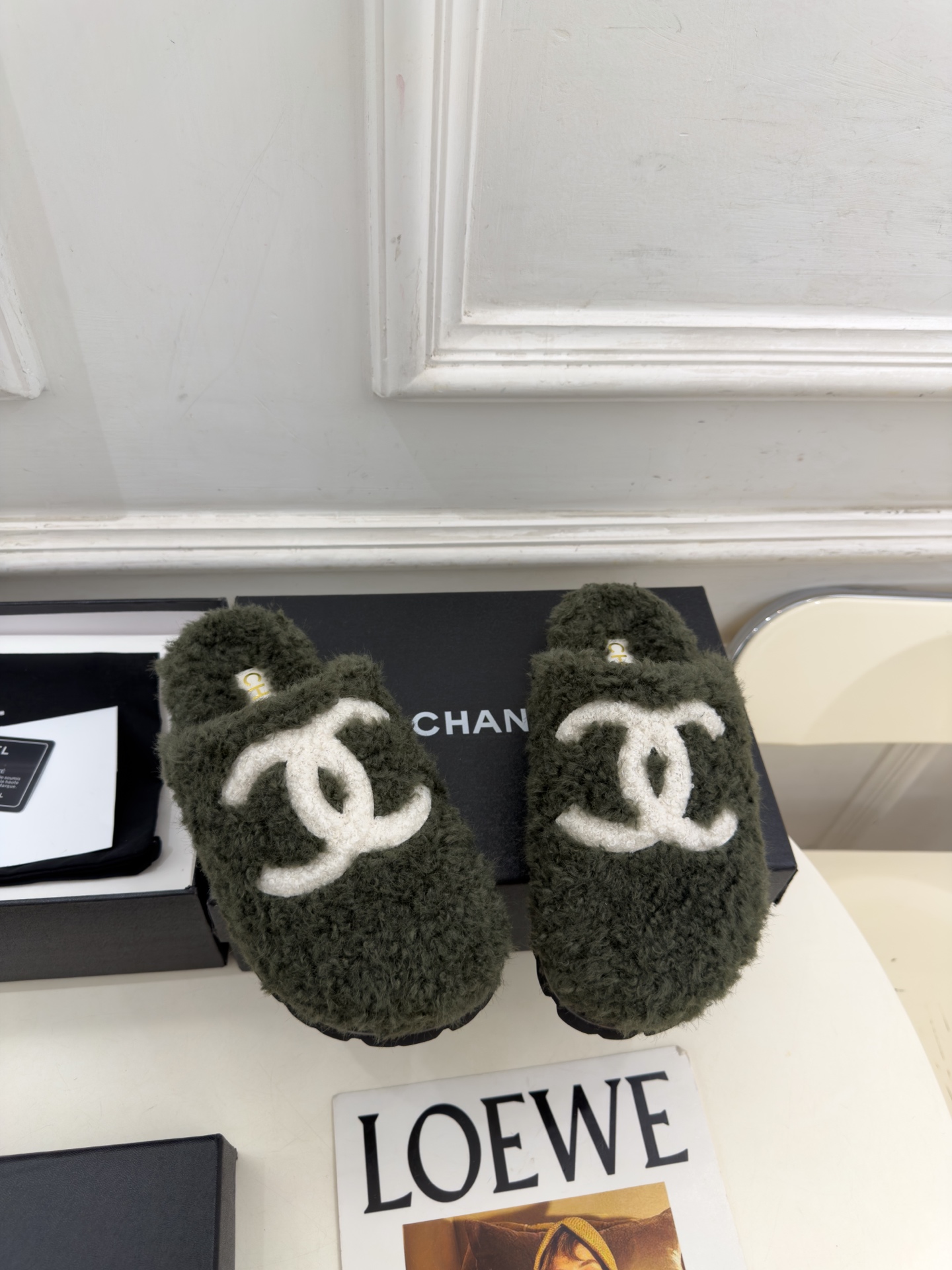 𝐂𝐇𝐀𝐍𝐄𝐋  | 小香  26𝐬𝐬  🦋2026 秋冬新品 专柜经典走秀款 小香经典大双C包头穆勒毛拖 系列上新〰 🍬
