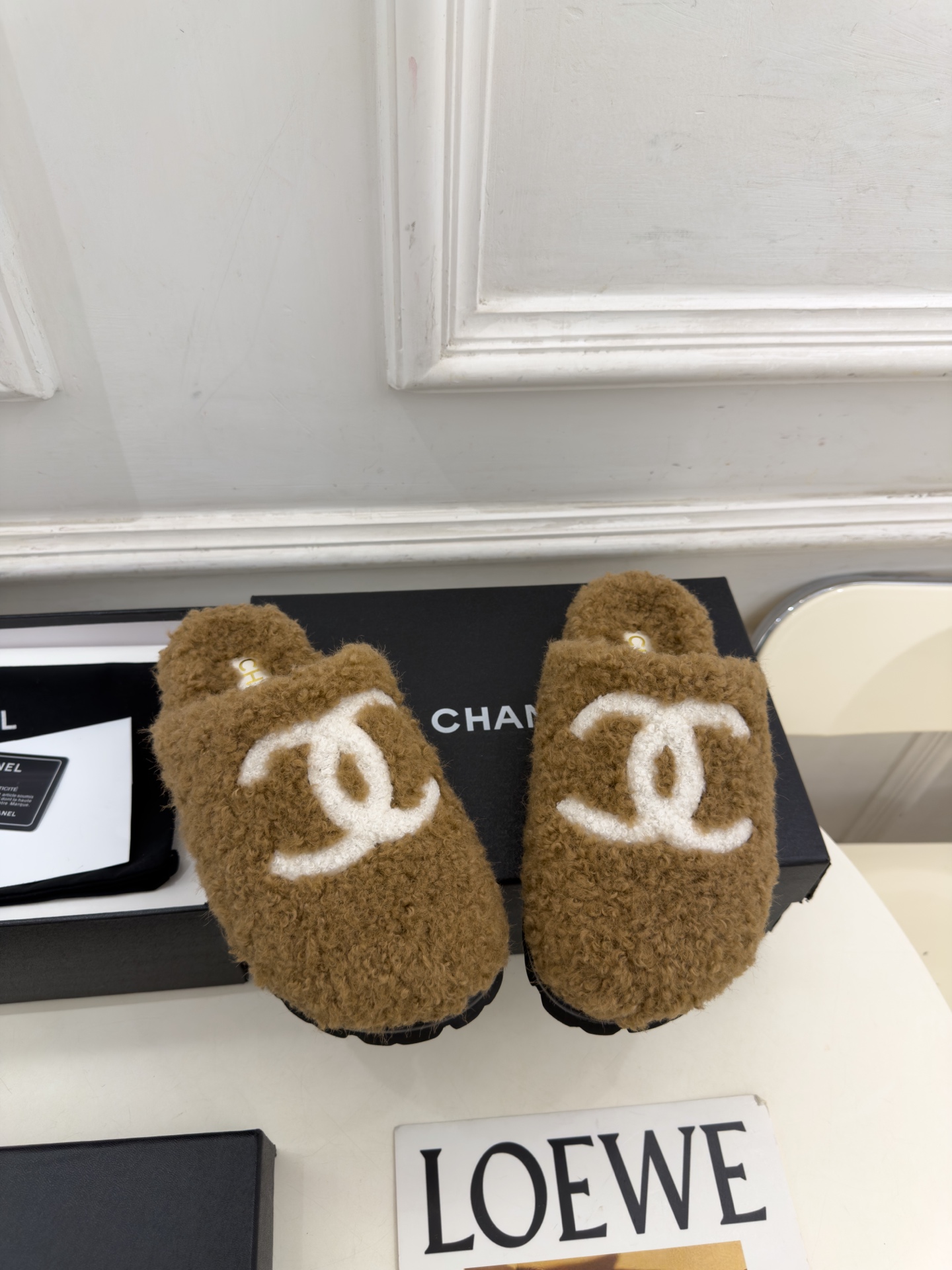 𝐂𝐇𝐀𝐍𝐄𝐋  | 小香  26𝐬𝐬  🦋2026 秋冬新品 专柜经典走秀款 小香经典大双C包头穆勒毛拖 系列上新〰 🍬