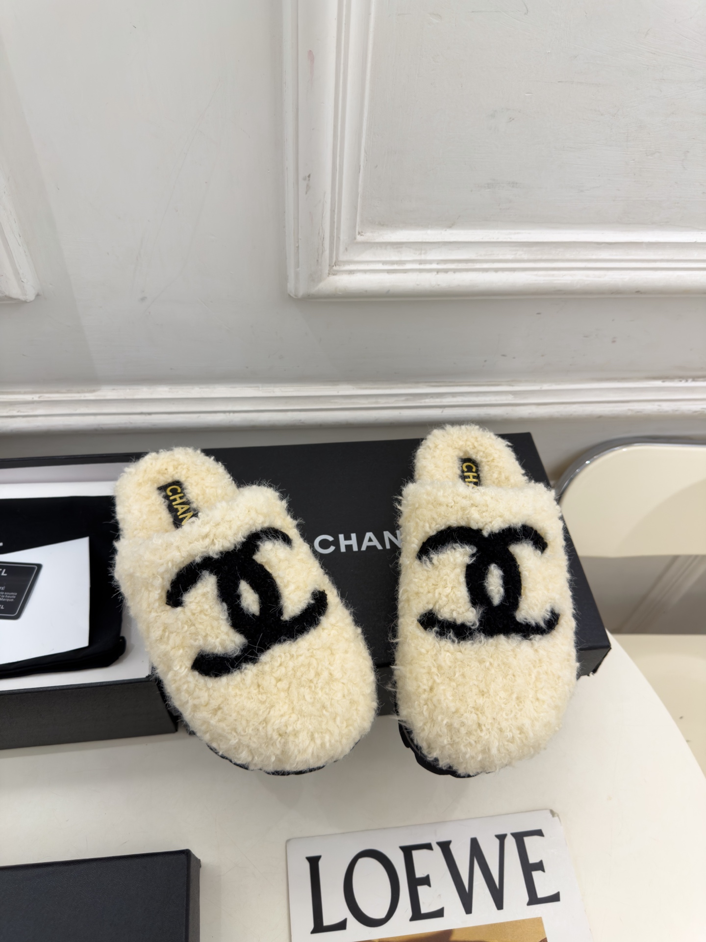 𝐂𝐇𝐀𝐍𝐄𝐋  | 小香  26𝐬𝐬  🦋2026 秋冬新品 专柜经典走秀款 小香经典大双C包头穆勒毛拖 系列上新〰 🍬