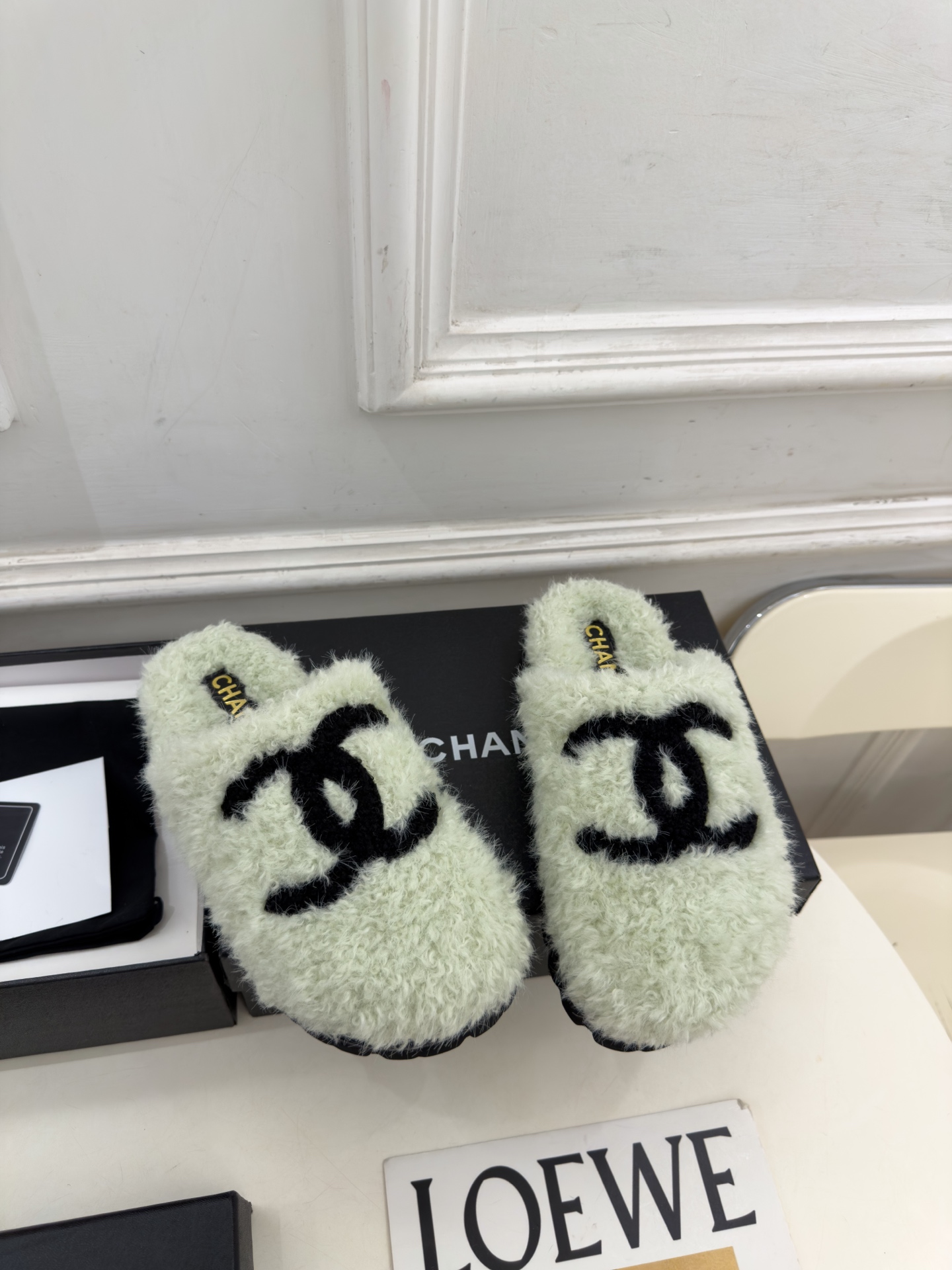 𝐂𝐇𝐀𝐍𝐄𝐋  | 小香  26𝐬𝐬  🦋2026 秋冬新品 专柜经典走秀款 小香经典大双C包头穆勒毛拖 系列上新〰 🍬