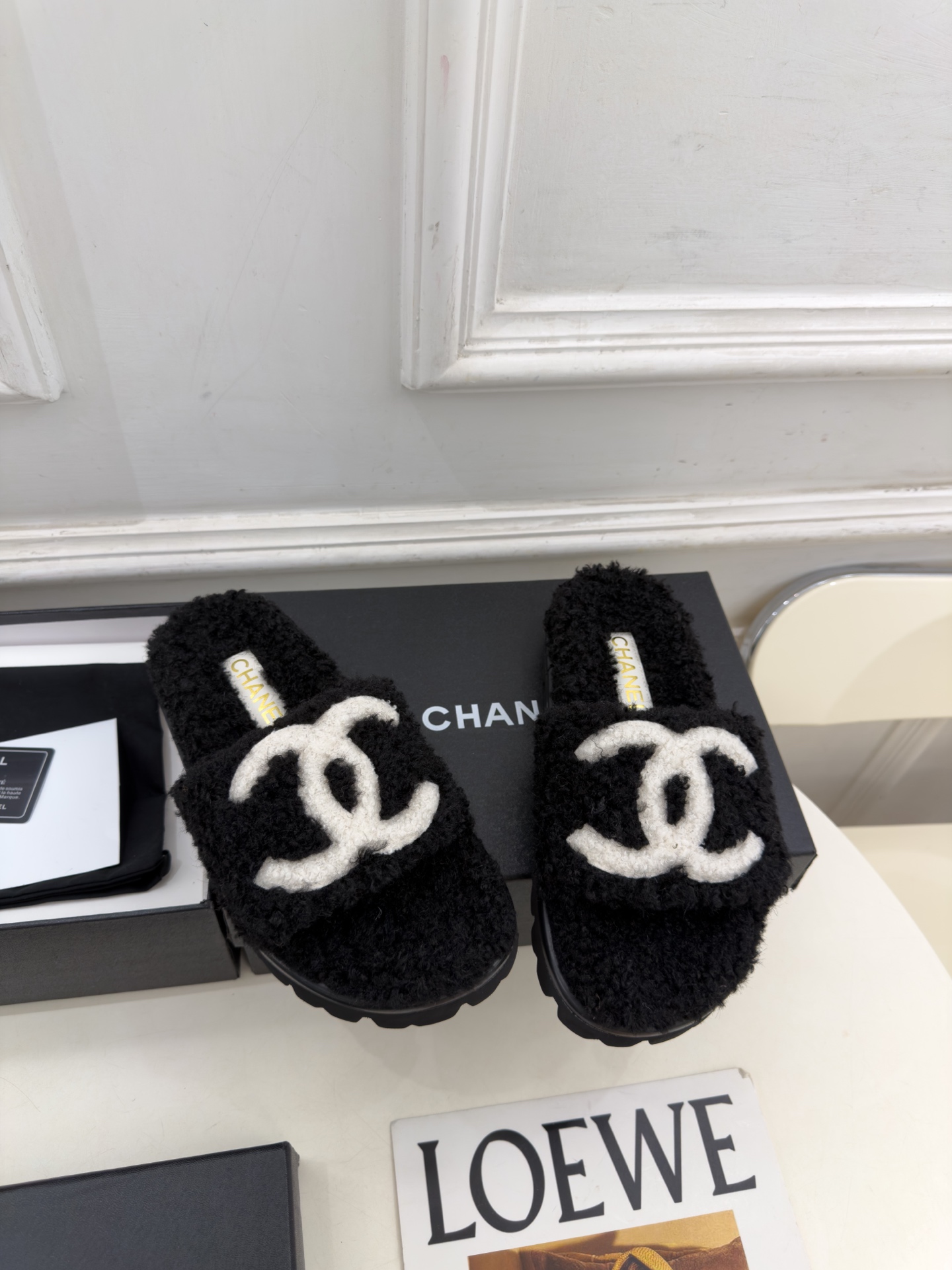 𝐂𝐇𝐀𝐍𝐄𝐋  | 小香  26𝐬𝐬  🦋2026 秋冬新品 专柜经典走秀款 小香经典大双C平底毛拖 系列上新〰 🍬 B