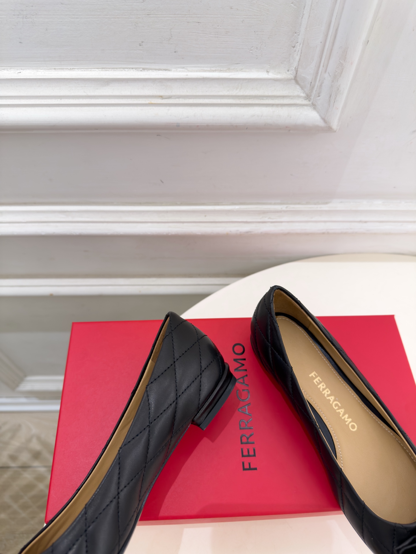 Ferragamo｜菲拉格慕26𝐬𝐬 2026秋冬新品菱格蝴蝶结平底芭蕾鞋 火爆上新！   这鞋绝对是黑马选手 颜值超高