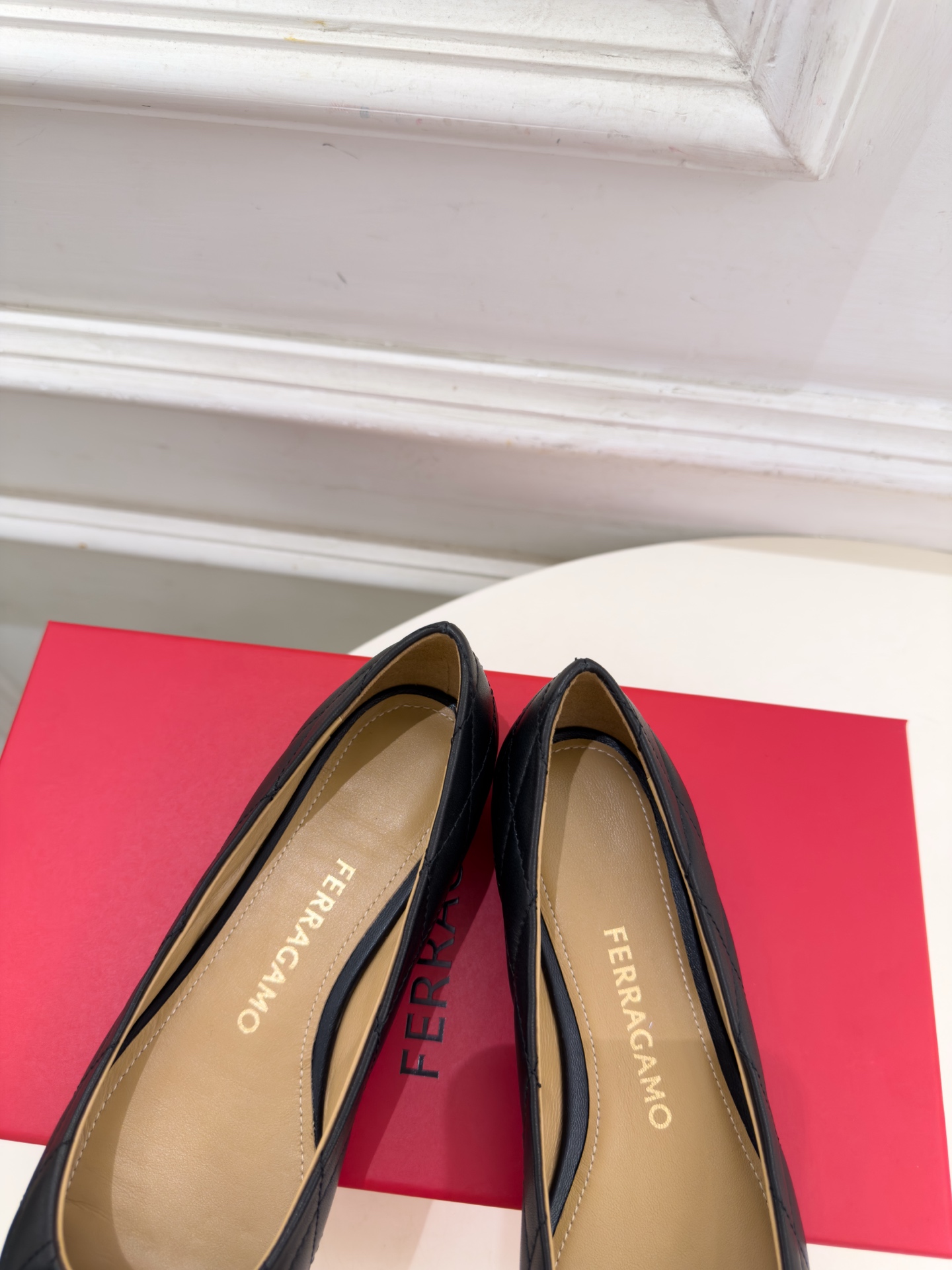 Ferragamo｜菲拉格慕26𝐬𝐬 2026秋冬新品菱格蝴蝶结平底芭蕾鞋 火爆上新！   这鞋绝对是黑马选手 颜值超高