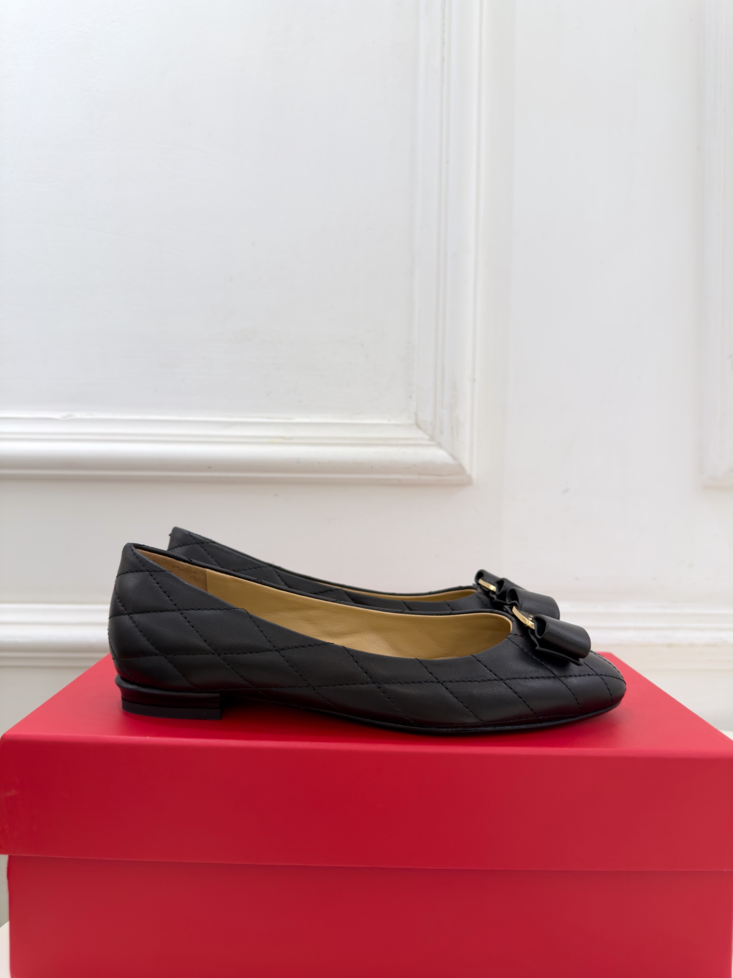 Ferragamo｜菲拉格慕26𝐬𝐬 2026秋冬新品菱格蝴蝶结平底芭蕾鞋 火爆上新！   这鞋绝对是黑马选手 颜值超高