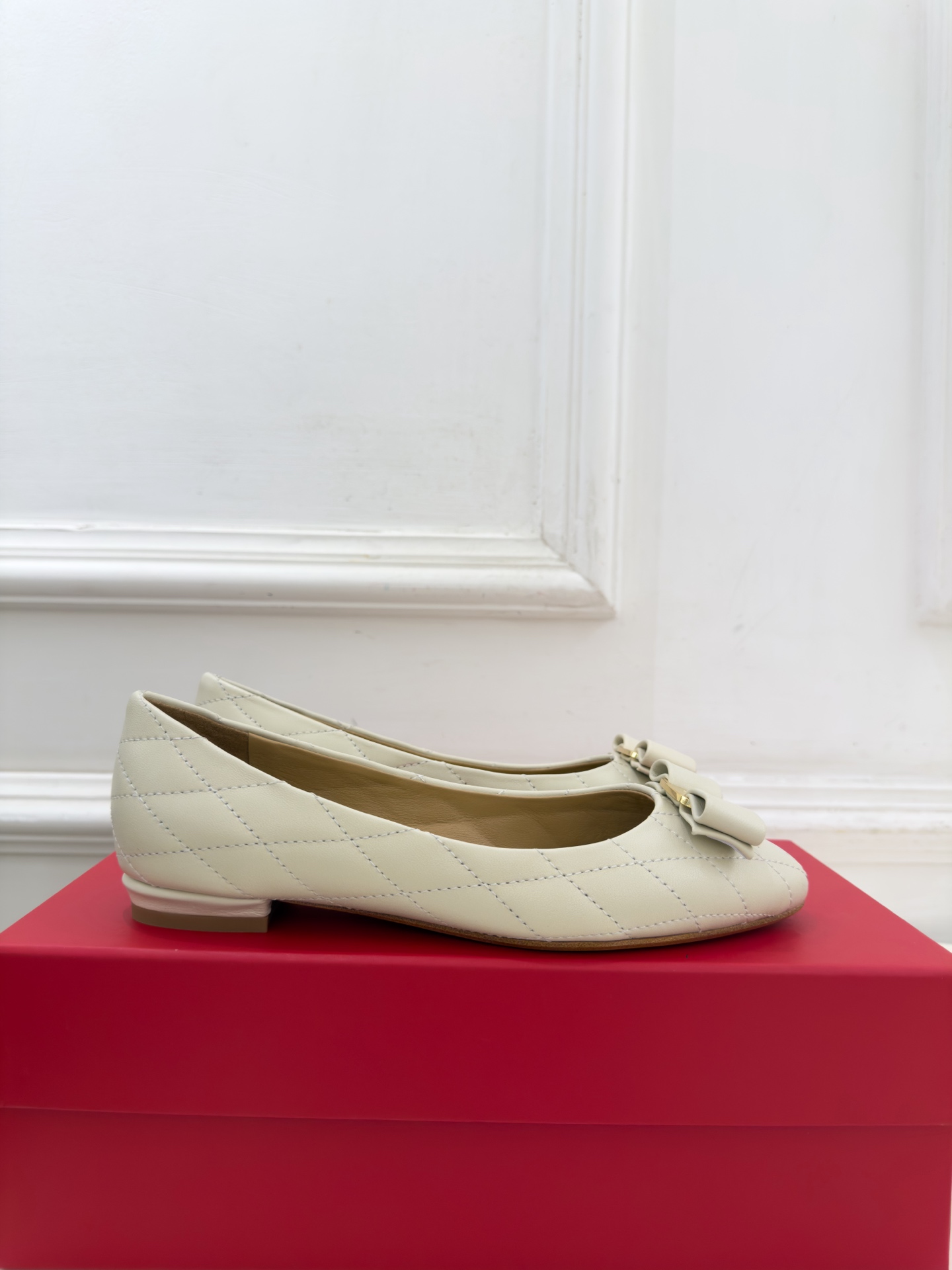 Ferragamo｜菲拉格慕26𝐬𝐬 2026秋冬新品菱格蝴蝶结平底芭蕾鞋 火爆上新！   这鞋绝对是黑马选手 颜值超高