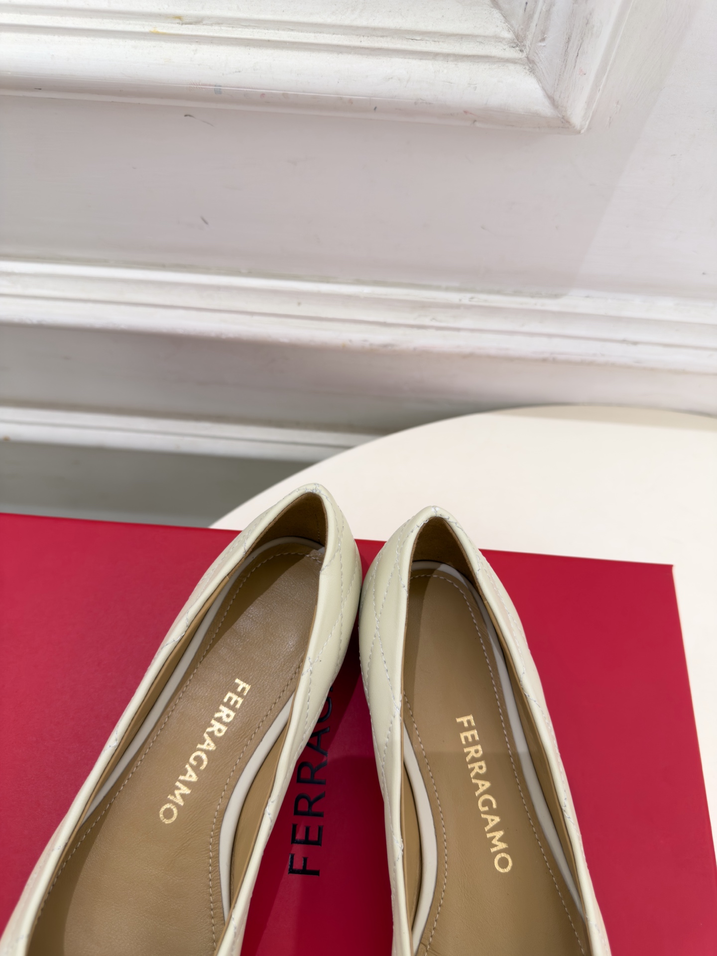 Ferragamo｜菲拉格慕26𝐬𝐬 2026秋冬新品菱格蝴蝶结平底芭蕾鞋 火爆上新！   这鞋绝对是黑马选手 颜值超高