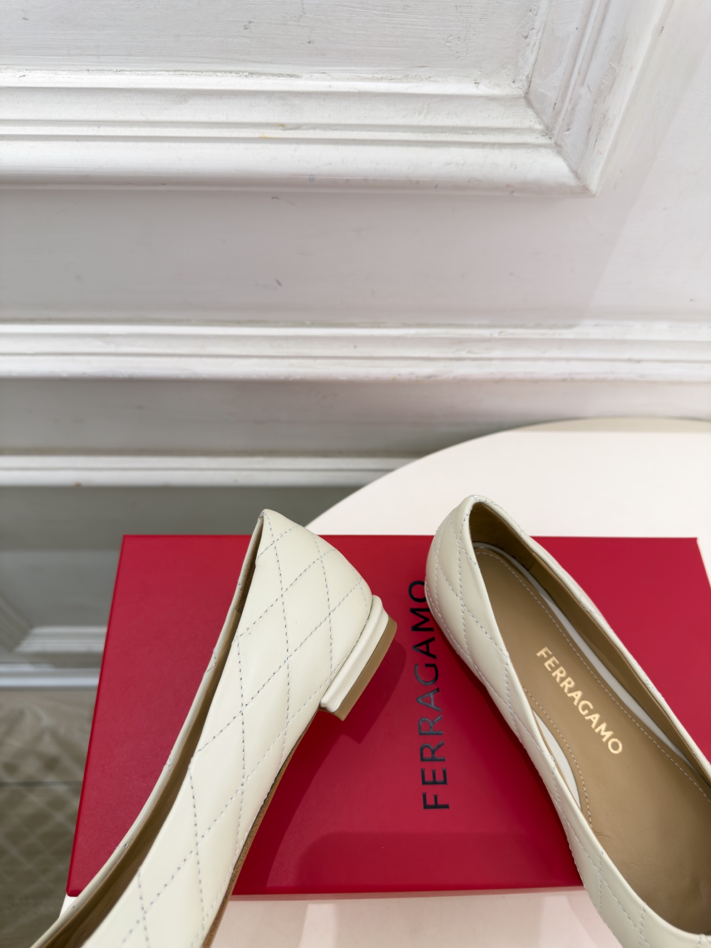 Ferragamo｜菲拉格慕26𝐬𝐬 2026秋冬新品菱格蝴蝶结平底芭蕾鞋 火爆上新！   这鞋绝对是黑马选手 颜值超高