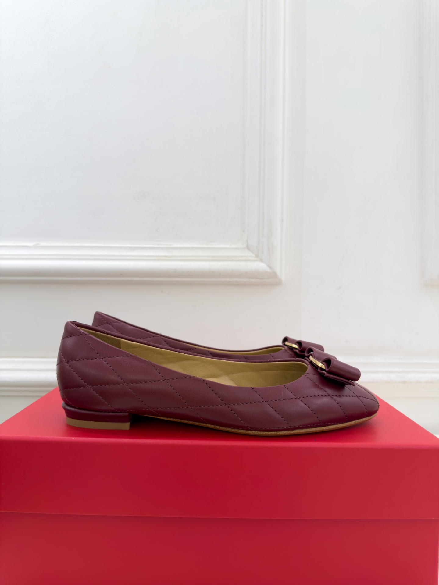 Ferragamo｜菲拉格慕26𝐬𝐬 2026秋冬新品菱格蝴蝶结平底芭蕾鞋 火爆上新！   这鞋绝对是黑马选手 颜值超高