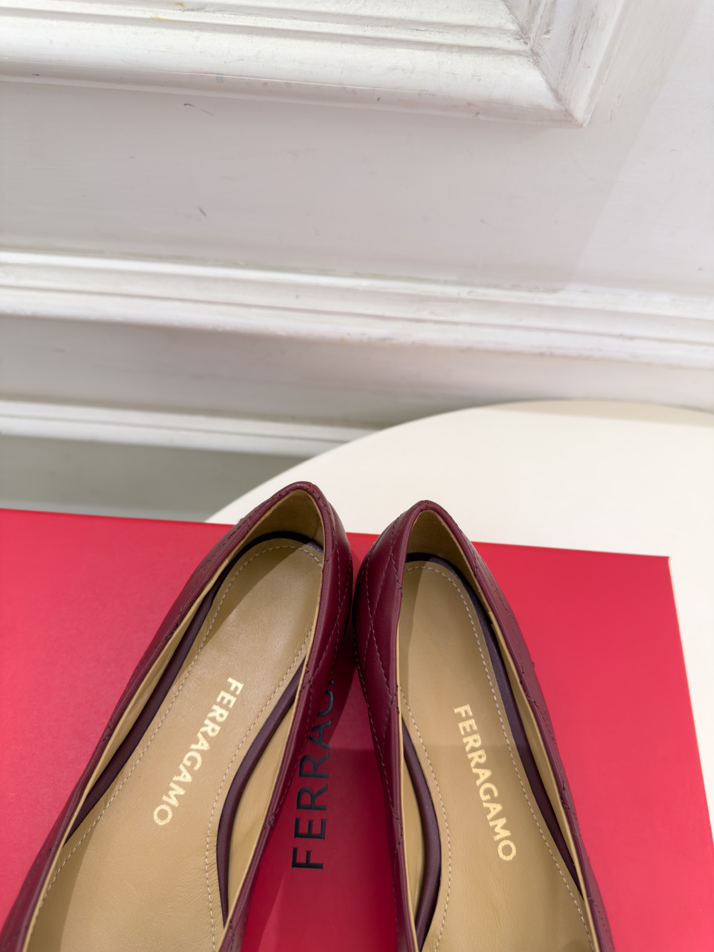 Ferragamo｜菲拉格慕26𝐬𝐬 2026秋冬新品菱格蝴蝶结平底芭蕾鞋 火爆上新！   这鞋绝对是黑马选手 颜值超高