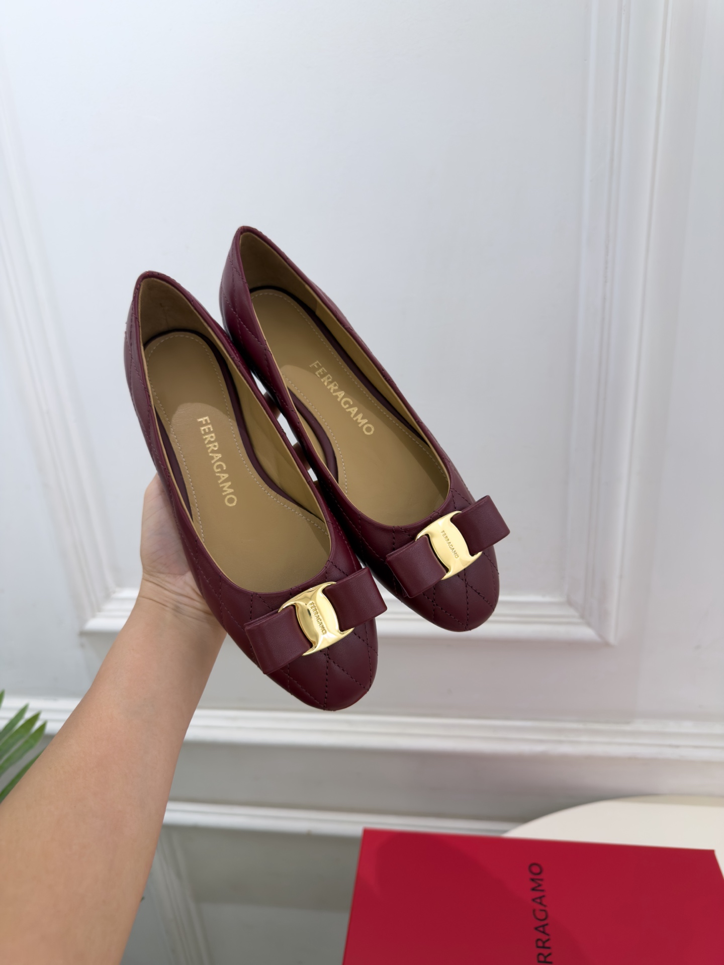 Ferragamo｜菲拉格慕26𝐬𝐬 2026秋冬新品菱格蝴蝶结平底芭蕾鞋 火爆上新！   这鞋绝对是黑马选手 颜值超高