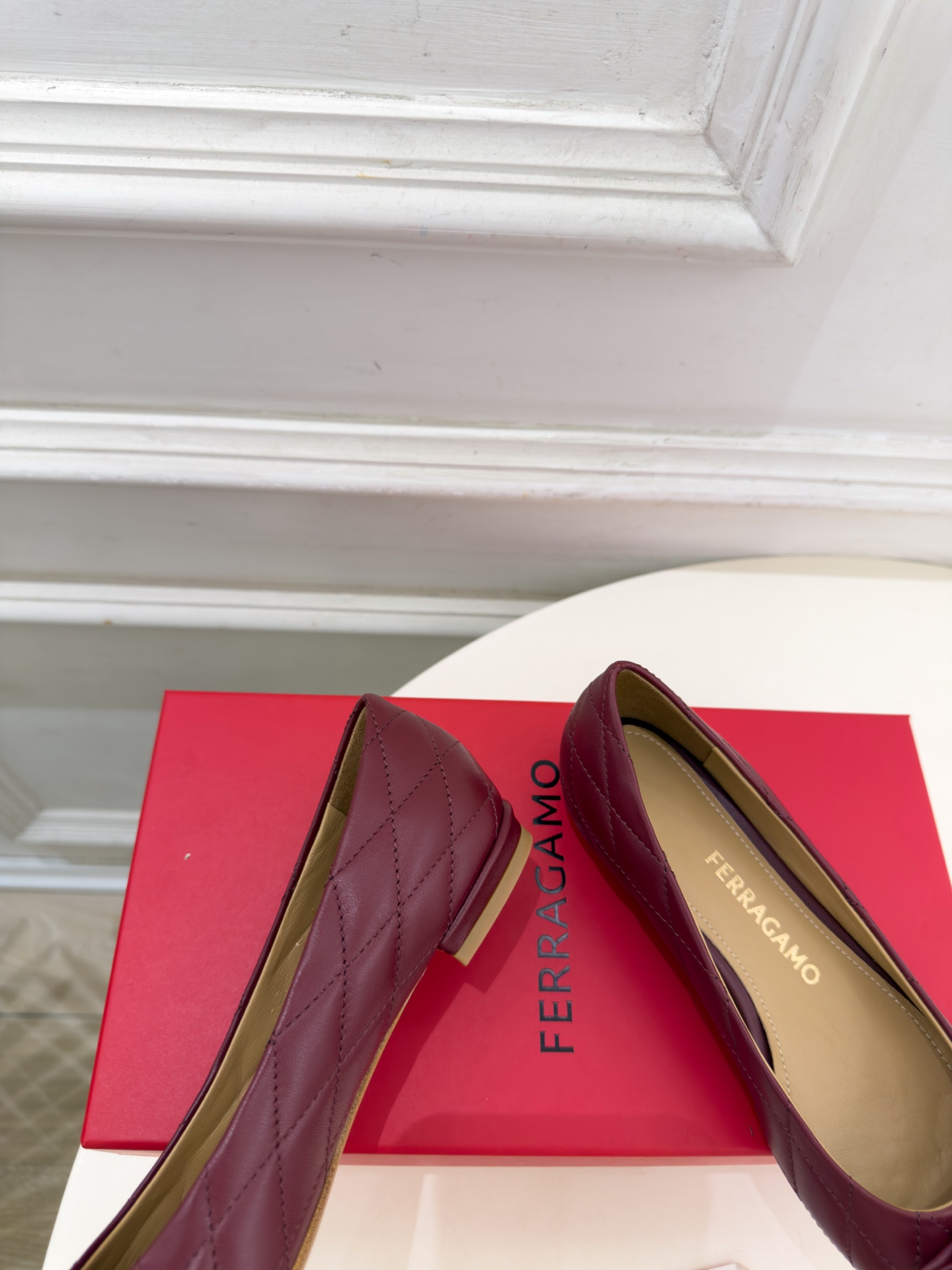 Ferragamo｜菲拉格慕26𝐬𝐬 2026秋冬新品菱格蝴蝶结平底芭蕾鞋 火爆上新！   这鞋绝对是黑马选手 颜值超高