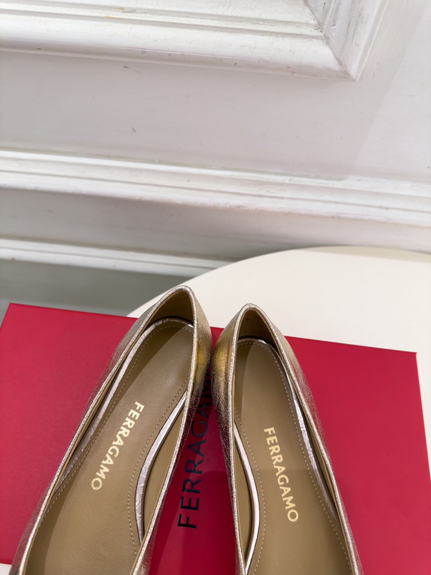 Ferragamo｜菲拉格慕26𝐬𝐬 2026秋冬新品菱格蝴蝶结平底芭蕾鞋 火爆上新！   这鞋绝对是黑马选手 颜值超高