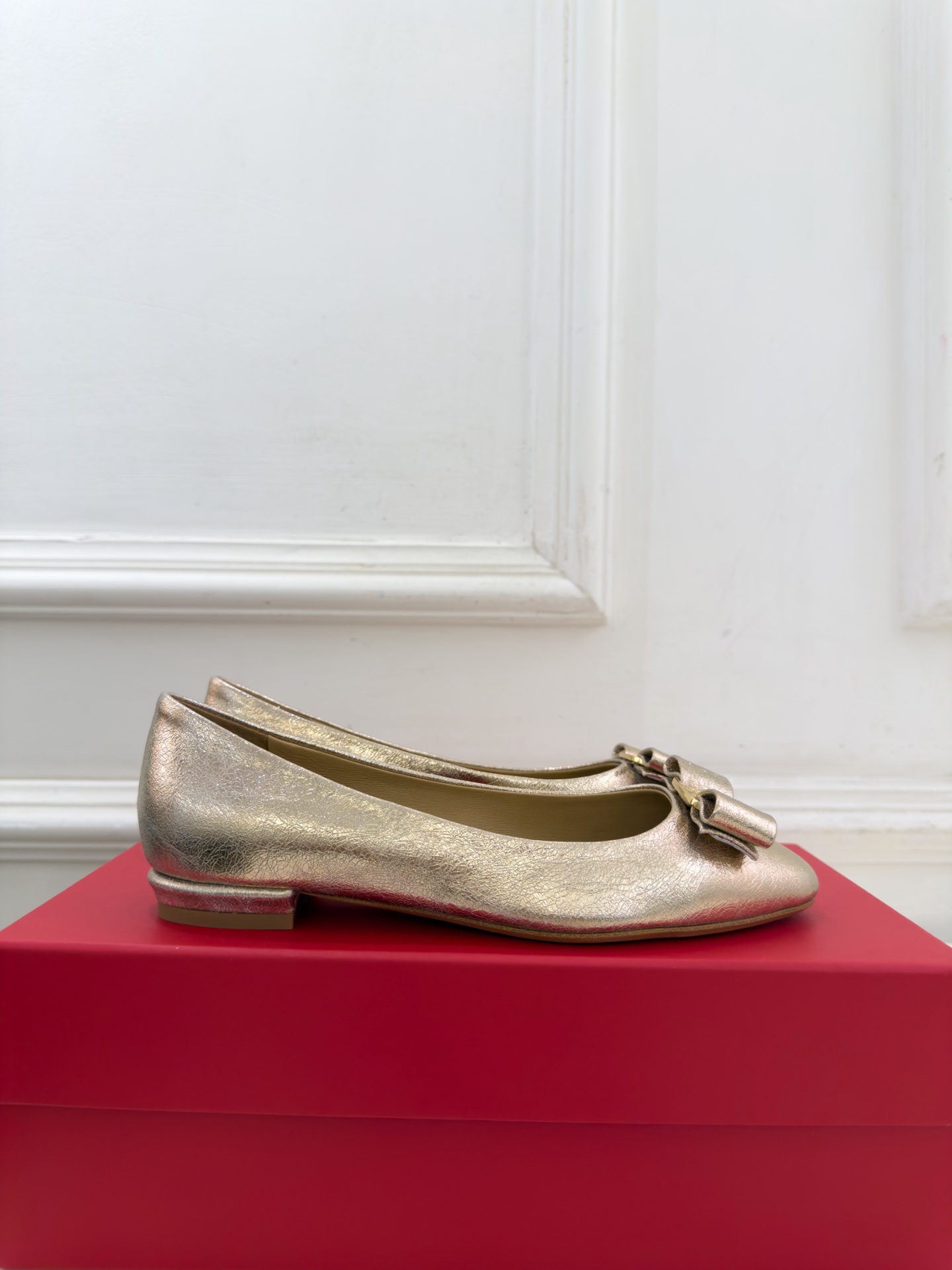 Ferragamo｜菲拉格慕26𝐬𝐬 2026秋冬新品菱格蝴蝶结平底芭蕾鞋 火爆上新！   这鞋绝对是黑马选手 颜值超高